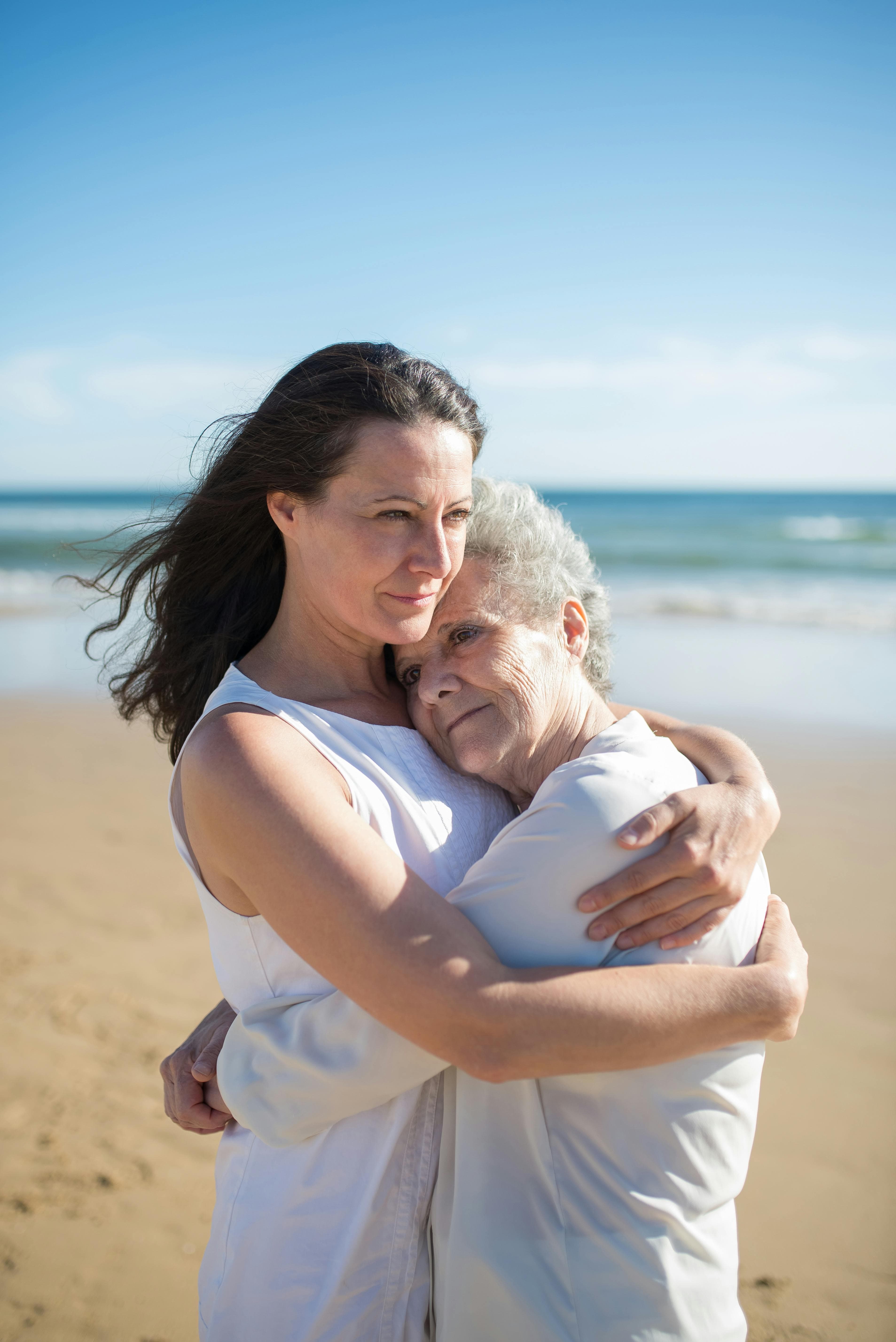 Une mère et sa fille partagent un moment au bord de la mer